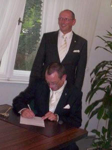 vor dem Gesetz mit der Unterschrift besiegelt